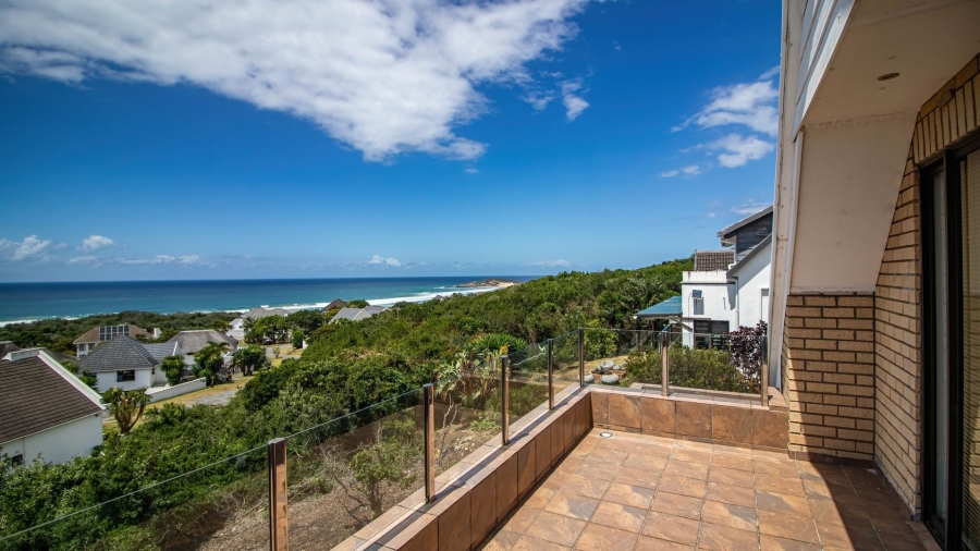 4 Bedroom Property for Sale in Cove Rock Eastern Cape